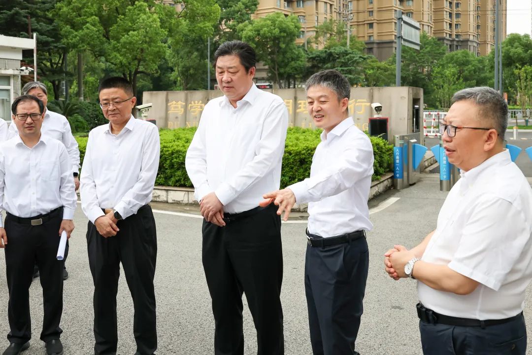 赵建军调研推动普通高中提质扩容并召开专题座谈会